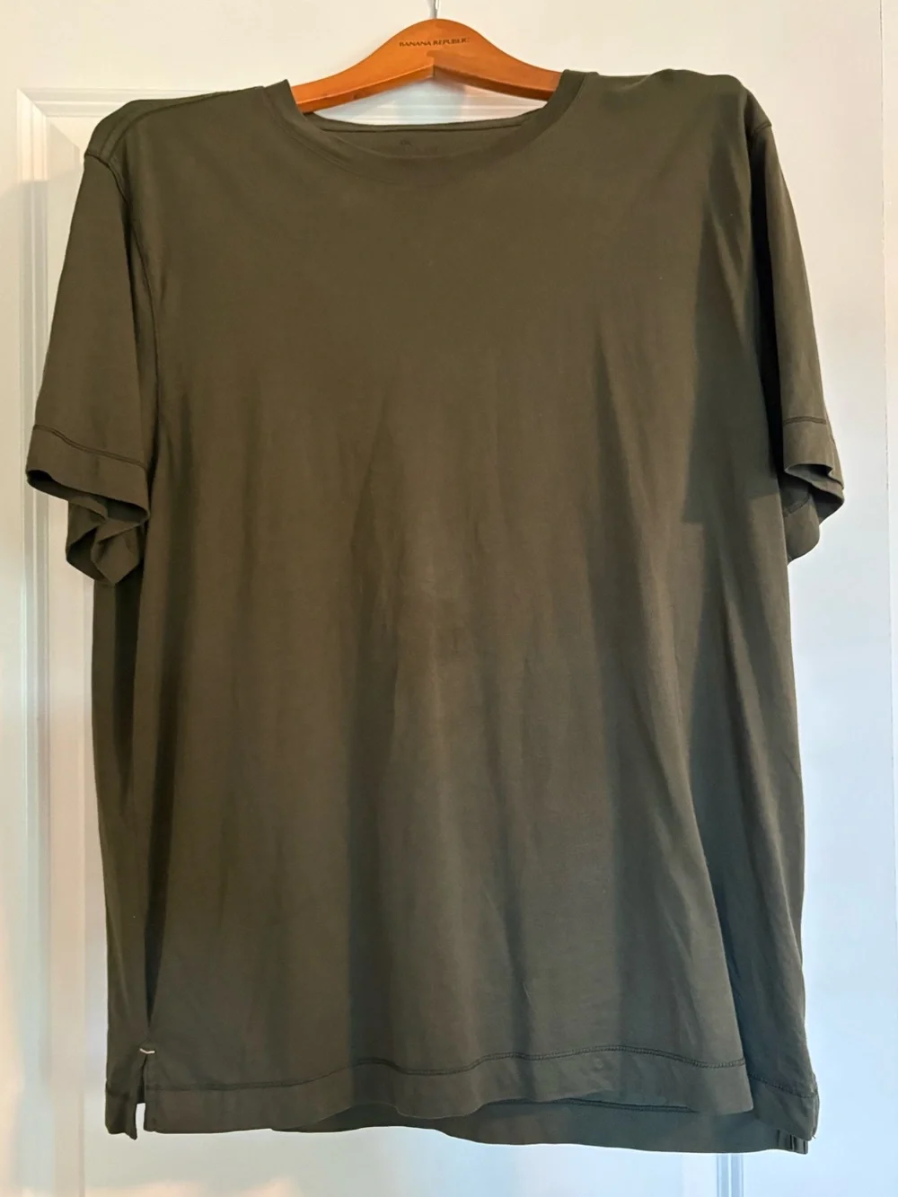 Banana Republic Men's Olive Green Short-Sleeve Crew Neck T-Shirt